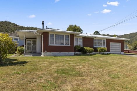 Photo of property in 2 Lowry Crescent, Stokes Valley, Lower Hutt, 5019