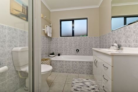 Photo of property in 20 Brookwood Drive, Henderson, Auckland, 0612