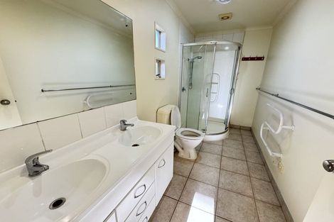 Photo of property in 4 Highgrove Lane, Totara Vale, Auckland, 0632