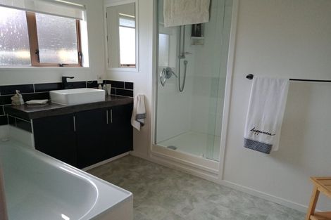 Photo of property in 2/8 Tatua Place, Conifer Grove, Takanini, 2112