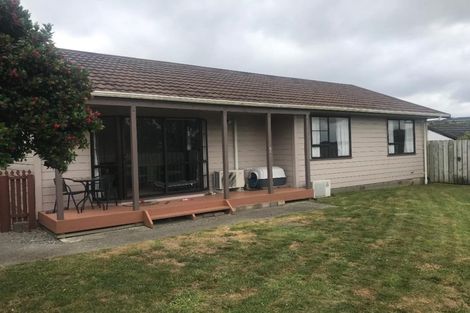 Photo of property in 22 Evesham Place, Newlands, Wellington, 6037