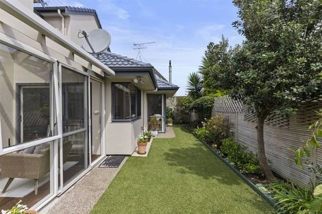 Photo of property in 22 The Esplanade, Eastern Beach, Auckland, 2012