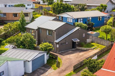 Photo of property in 2/28 Pahi Place, West Harbour, Auckland, 0618