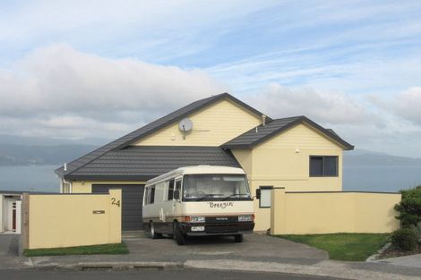 Photo of property in 24 Bennett Grove, Newlands, Wellington, 6037