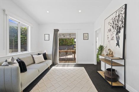 Photo of property in 203 Sutherland Road, Lyall Bay, Wellington, 6022