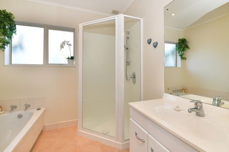 Photo of property in 168 Centreway Road, Orewa, 0931