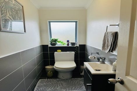 Photo of property in 2/17 Queen Street, Papakura, 2110