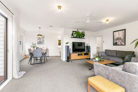Photo of property in 2/28 Royal Road, Massey, Auckland, 0614