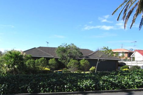 Photo of property in 98 Caribbean Drive, Unsworth Heights, Auckland, 0632