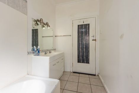 Photo of property in 137 Whites Line East, Waiwhetu, Lower Hutt, 5010