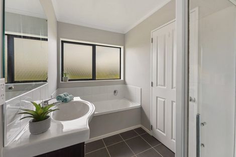 Photo of property in 19 Percy Kinsman Crescent, Riverstone Terraces, Upper Hutt, 5018