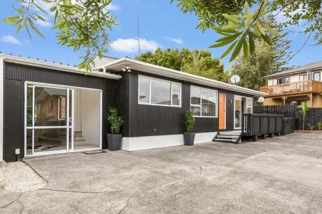 Photo of property in 2/4202a Great North Road, Glendene, Auckland, 0602