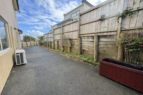 Photo of property in 4 Highgrove Lane, Totara Vale, Auckland, 0632