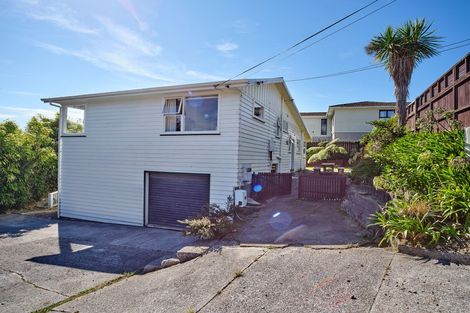 Photo of property in 17 Horokiwi Road West, Newlands, Wellington, 6037