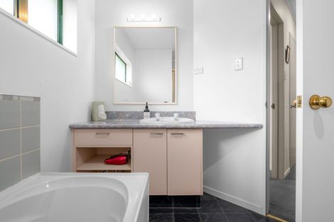 Photo of property in 96 Endeavour Avenue, Flagstaff, Hamilton, 3210