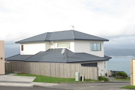 Photo of property in 15 Bennett Grove, Newlands, Wellington, 6037