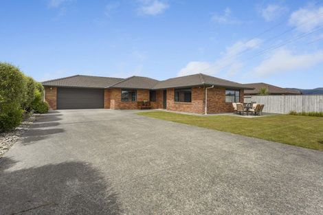 Photo of property in 19 Percy Kinsman Crescent, Riverstone Terraces, Upper Hutt, 5018