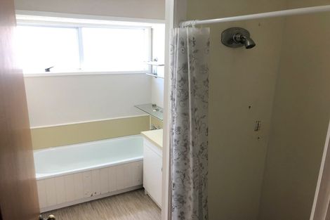 Photo of property in 30b William Bond Street, Stanley Point, Auckland, 0624