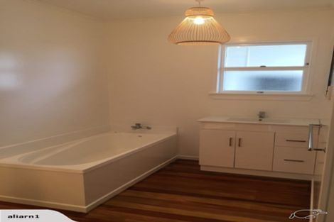 Photo of property in 104 Manawapou Road, Hawera, 4610