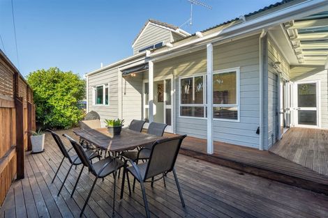 Photo of property in 2/27 Stafford Road, Northcote Point, Auckland, 0627