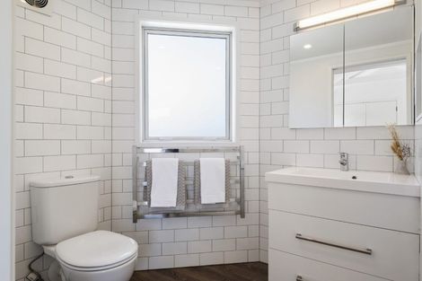 Photo of property in 2/26 Manly Esplanade, Browns Bay, Auckland, 0630