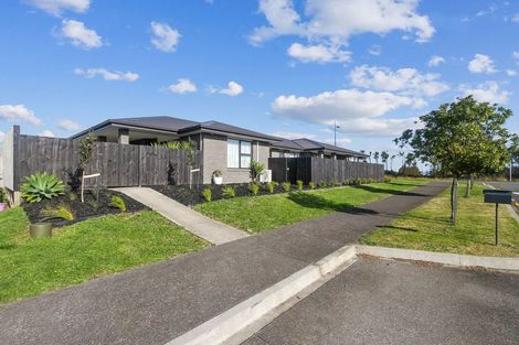 Photo of property in 1 Poutawa Lane, Clarks Beach, 2122