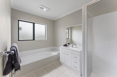 Photo of property in 29 James Nairn Grove, Riverstone Terraces, Upper Hutt, 5018