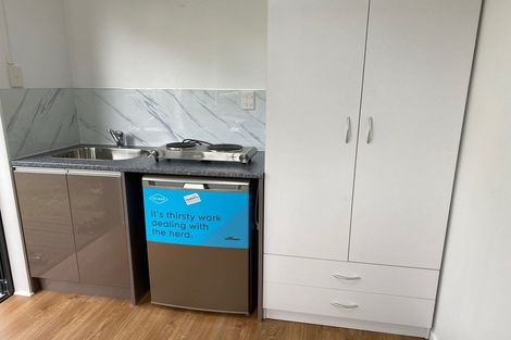 Photo of property in 58 Gladstone Road, Northcote, Auckland, 0627