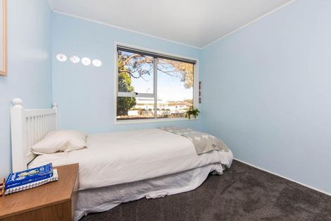 Photo of property in 22 St Catherine Crescent, West Harbour, Auckland, 0618
