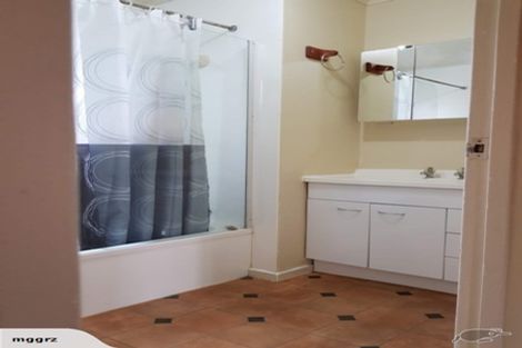 Photo of property in 32 Heathdale Crescent, Papakura, 2110