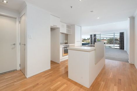 Photo of property in Algarve Apartments, 204/332 Maunganui Road, Mount Maunganui, 3116