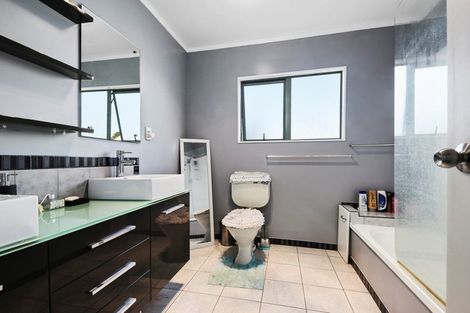 Photo of property in 35 Stephen Avenue, Henderson, Auckland, 0610