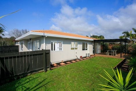 Photo of property in 2/1 Caribbean Drive, Unsworth Heights, Auckland, 0632