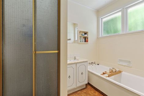 Photo of property in 28 Oak Avenue, Paremata, Porirua, 5024