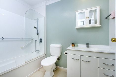 Photo of property in 1/6 Wykeham Place, Glenfield, Auckland, 0629