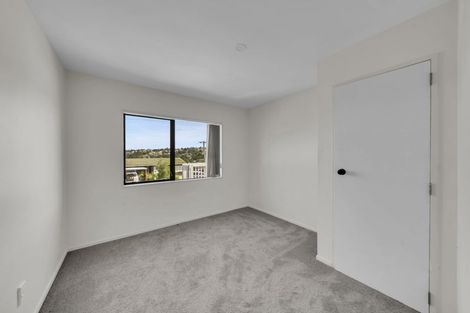 Photo of property in 2/25 Sunnyfield Crescent, Glenfield, Auckland, 0629