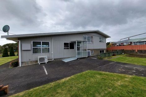 Photo of property in 2 Onslow Place, Merrilands, New Plymouth, 4312