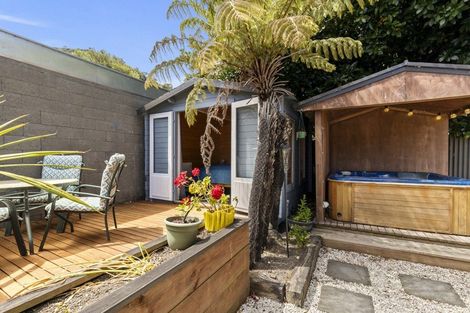 Photo of property in 48 Devon Street, Picton, 7220