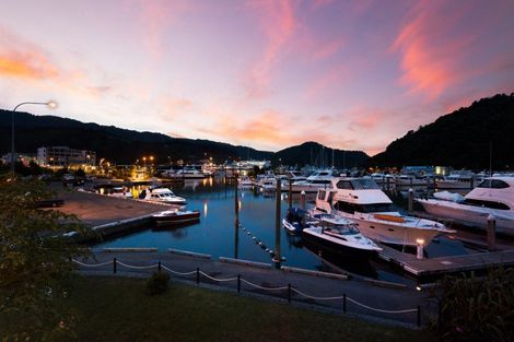 Photo of property in 37 Waikawa Road, Picton, 7220