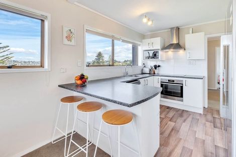 Photo of property in 1/2a Carlisle Road, Browns Bay, Auckland, 0630