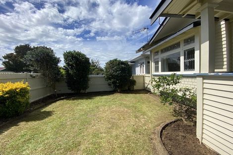 Photo of property in 2/21 Adam Street, Greenlane, Auckland, 1051