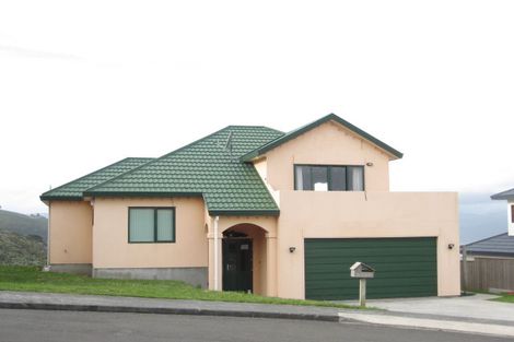 Photo of property in 11 Bennett Grove, Newlands, Wellington, 6037