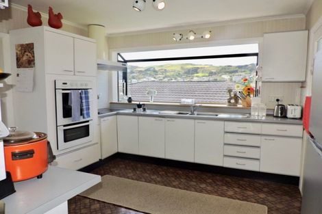 Photo of property in 13 Redwood Avenue, Tawa, Wellington, 5028