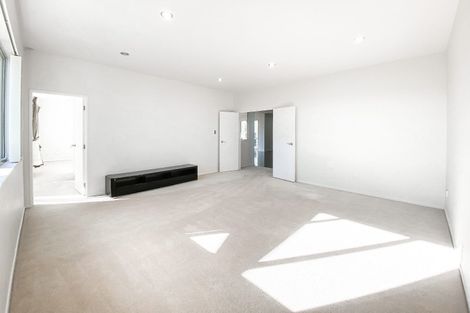 Photo of property in 21 Loughros Place, Pinehill, Auckland, 0632