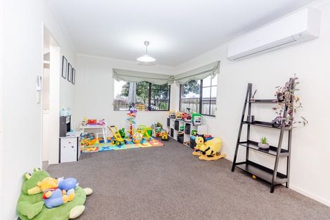 Photo of property in 11 Greenough Place, Rototuna, Hamilton, 3210