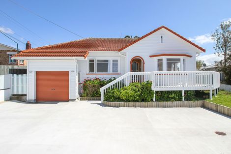 Photo of property in 32 Te Atatu Road, Te Atatu South, Auckland, 0610