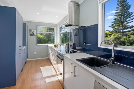 Photo of property in 15 Napier Grove, Waikanae Beach, Waikanae, 5036