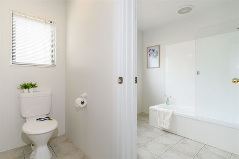 Photo of property in 33 Zefiro Drive, Massey, Auckland, 0614