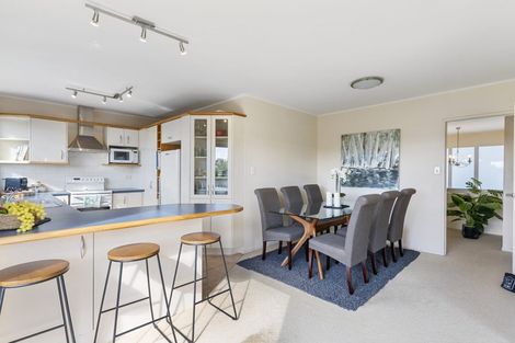 Photo of property in 5 Ravenwood Drive, Forrest Hill, Auckland, 0620