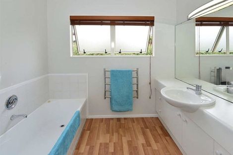 Photo of property in 31 Rifleman Rise, Unsworth Heights, Auckland, 0632